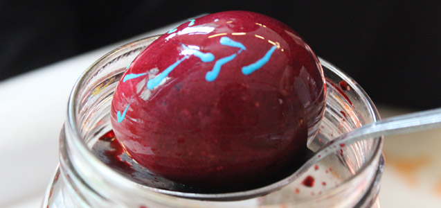 Wielkanocne zdobienie jaj przy wykorzystaniu metody batikowej