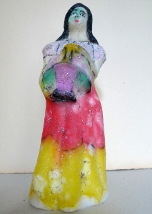 Wyrób lokalny, figurka panienki cukrowej z koszem kwiatów, XX w., Tunezja, cukier