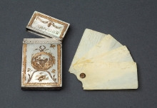 Karnecik balowy, Francja, ok. 1780, srebro pozłacane, kość, macica perłowa, drewno, atłas, 9 x 4,5 cm, fot. G. Solecki i Arkadiusz Piętak