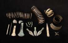 Skarb przedmiotów z brązu, znaleziony w torfie na głębokości 1 m w miejscowości Babin (powiat pyrzycki), wczesna epoka brązu, fot. G. Solecki/A. Piętak