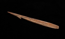 Harpun z kości jelenia z rejonu Gniewina (powiat wejherowski), środkowa epoka kamienia, 18,1 cm, fot. G. Solecki/A. Piętak