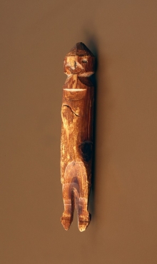 Figurka antropomorficzna z zaznaczonymi detalami postaci, wykonana z drewna, Wolin, wczesne średniowiecze, 11,2 cm, fot. G. Solecki/A. Piętak