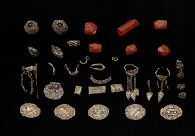 Skarb ozdób srebrnych i monet znaleziony w naczyniu glinianym na wzgórzu należącym do majątku Kurowo (pow. koszaliński), koniec X w., 65,5 g, fot. G. Solecki/A. Piętak