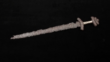 Miecz dwusieczny z rękojeścią typu Z znaleziony na terenie cmentarzyska szkieletowego, Żydowo (pow. koszaliński), XI w., 67,8 cm, fot. G. Solecki / A. Piętak