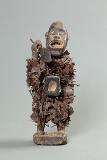 Nkisi nkondi - fetysz gwoździowy, Bakongo, Demokratyczna Republika Konga, 2. połowa XX w., drewno, gwoździe i ostrza żelazne, szkło, 53,5 x 24 x 18 cm, fot. G. Solecki, A. Piętak 