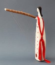 Harfa ngombi, Fang, Gabon, 2. połowa XX w., drewno rzeźbione polichromowane, sznurek, tkanina, żyłka, metal, gwoździe, wys. 57 cm, fot. G. Solecki, A. Piętak