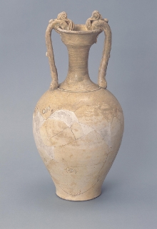 Amfora z uchwytami w kształcie smoków, Chiny, dyn. Tang (618-906), glina, częściowo polewana, wys. 40,7 cm, fot. G. Solecki, A. Piętak