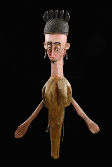 Yayoroba - lalka z teatru sogo bo, Bamana, Mali, 2. połowa XX w., drewno polichromowane, kamienie sztuczne, gwoździe, sznurek, wys. 81 cm, fot. G. Solecki, A. Piętak