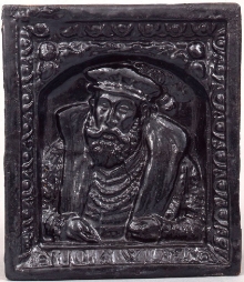Kafel piecowy z przedstawieniem księcia saskiego Jana Wilhelma, Saksonia lub Pomorze, 1571, glina garncarska, szkliwo czarne, 17,8 x 15,7 cm, fot. G. Solecki i A Piętak