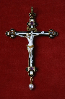 Krzyżyk księżnej Erdmuty, po 1600, złoto, emalia, diamenty, rubiny, perła, 9 x 5,6 cm, fot. G. Solecki 