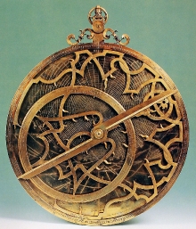 Przyrząd nawigacyjny astrolabium arabskie.